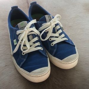 Cariuma blue sneakers
